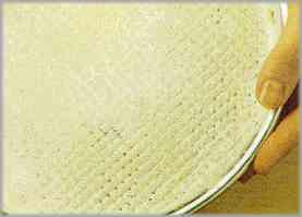 Untar con mantequilla fondo y paredes de un molde . Espolvorear harina para que la tarta no se pegue en el horno.
