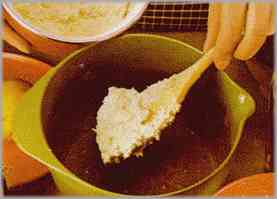 Agregar la mantequilla al coco y terminar de preparar esta crema al chocolate.