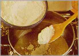 Derretir la mantequilla a fuego muy lento y añadir la harina y remover.