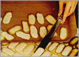 Será suficiente que los bordes de las lenguas se coloreen. Sacar la parrilla y despegar con la punta de un cuchillo.