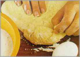 Para preparar la pasta, amasar la harina con una pizca de sal, azúcar y un huevo.