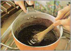 En una cacerola, fundir a fuego lento el chocolate con media taza de café concentrado, preparado previamente.