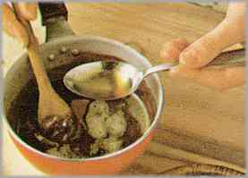 Retirar del fuego y añadir la mantequilla derretida antes a baño María y dos cucharadas de ron. Remover todo debidamente.