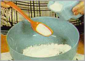 En otro recipiente, poner 65 gr. de harina y una cucharada de azúcar, mezclando delicadamente. Dejar reposar una hora.