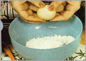 Amasar un huevo entero y una yema, añadir 10 gr. de mantequilla ligeramente derretida y el contenido del primer recipiente. Amasar cinco minutos.