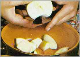 Para el relleno, cortar las manzanas en laminillas, cocerlas, añadir el azúcar una pizca de vainilla, un vaso de vino y sal. Cocer durante 15 minutos.