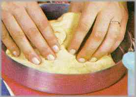 Extender la pasta en un molde redondo, previamente untado con mantequilla y meter en el horno, ya caliente, durante 10 minutos.