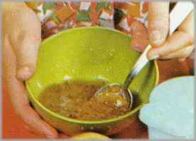 Una vez frío, preparar la mermelada de albaricoque removiéndola bien.