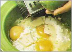 Preparar una masa de azúcar, dos yemas de huevo, un huevo entero, harina y mantequilla derretida. Añadir sal y la piel de un limón rallada.