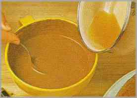 Derretir en una cacerola un poco de mantequilla (a ser posible de coco) y pasarla a un recipiente que contenga el cacao y el azúcar glas pasados antes por el tamiz. Mezclar todo con la ayuda de un vaso de agua mediado.