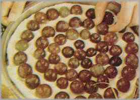 Colocar los frutos de uva en círculos. Calentar el horno y meter el molde 40 minutos, a 210 grados.