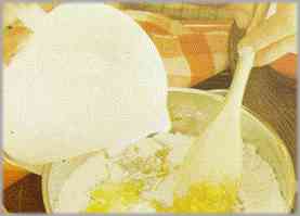 Añadir la leche removiendo y dejar cocer hasta obtener una crema espesa.