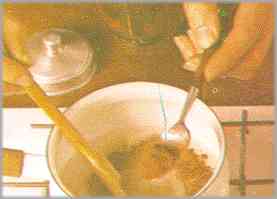 Preparar un glasé con azúcar, cacao y un poco de agua, puesto todo al fuego y dejando caramelar.