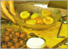 Poner la fruta en una fuente honda cubriéndola con el jarabe. Meterla en el frigorífico una hora.