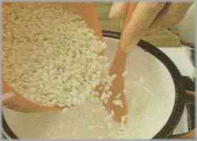 Luego, incorporar el arroz y el azúcar, removiendo todo.