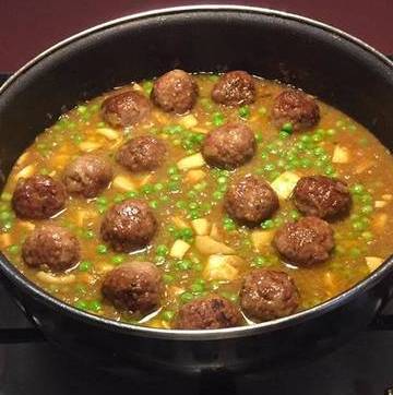 Añadimos las albóndigas los guisantes y la picada hecha con las almendras 1 diente de ajo y un poquito de perejil.