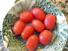 Sumergir los tomates en agua hirviendo unos segundos y pelarlos con un cuchillito de punta o puntilla.