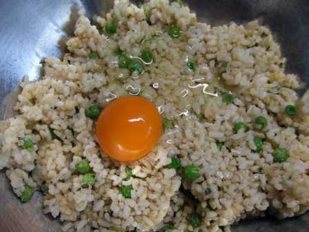 En un cuenco grande poner el arroz, la harina, los huevos, sal y pimienta. Mezclar bien e ir formando las croquetas.