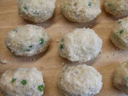 A medida que estén, ir dejando las croquetas sobre papel de cocina para que absorba el aceite sobrante.