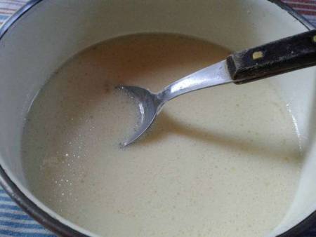 Colocar el huevo en un bol y batir, luego agregar la harina, mezclar si queda algo pesada la pasta bajar un poquita con leche.