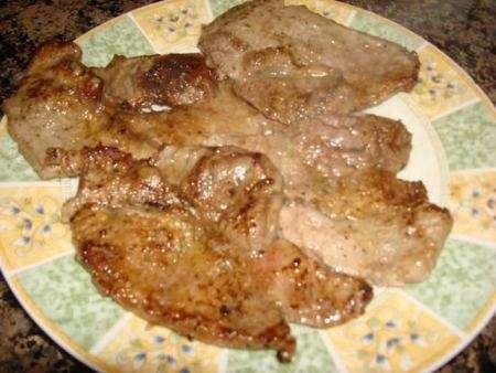 Mientras salpimentar los filetes de carne, pasarlos por harina y saltearlos en una sartén en aceite caliente, hasta que estén dorados.