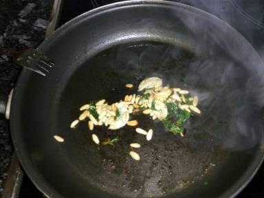 Tostar el ajo, perejil y los piñones con un poco de aceite de oliva.