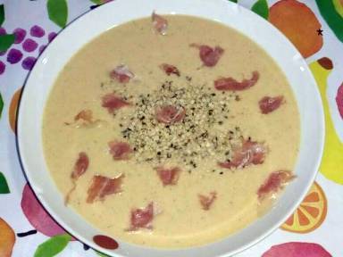 En el momento de servir añadir unas virutas de jamón serrano y una cucharada de semillas de cáñamo. Buen provecho amigos. Servir frío.