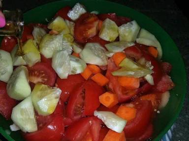 Una vez todo troceado ponemos un chorreón de aceite otro de vinagre y sal gorda. Mezclamos.