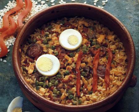 Arroz con pollo y guarnición