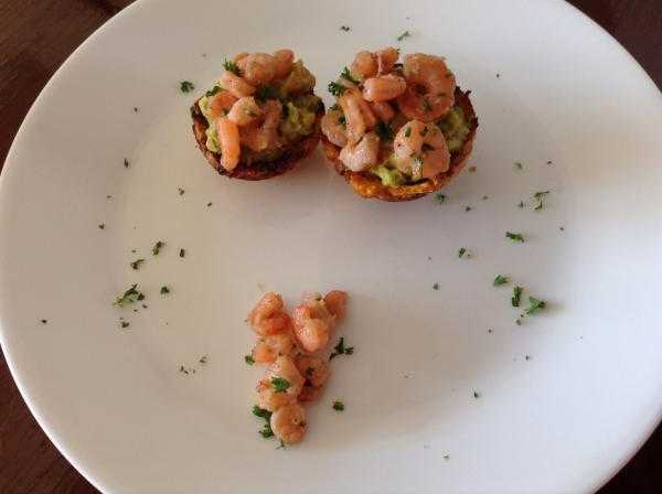 Canastas de patacón rellenas de guacamole y camarón