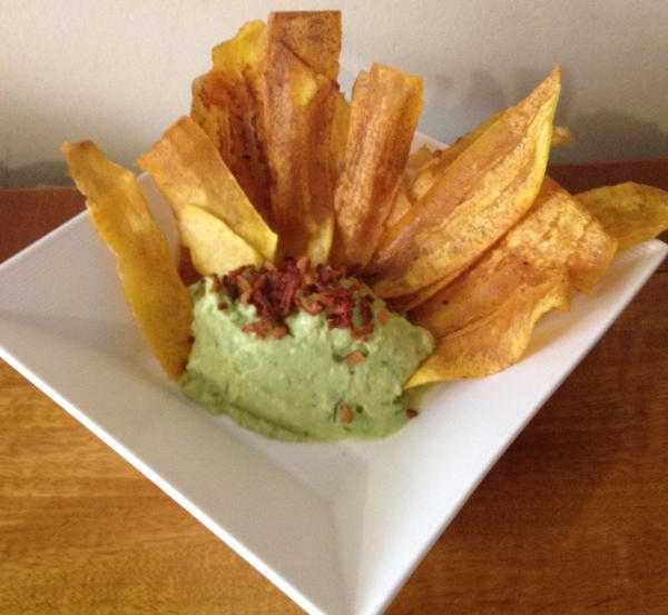 Chips de plátano verde con guacamole