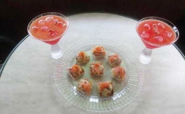 Cóctel de frutas con canapés de aguacate y bonito