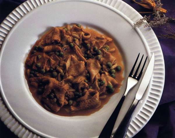 Cordero con guisantes y piñones