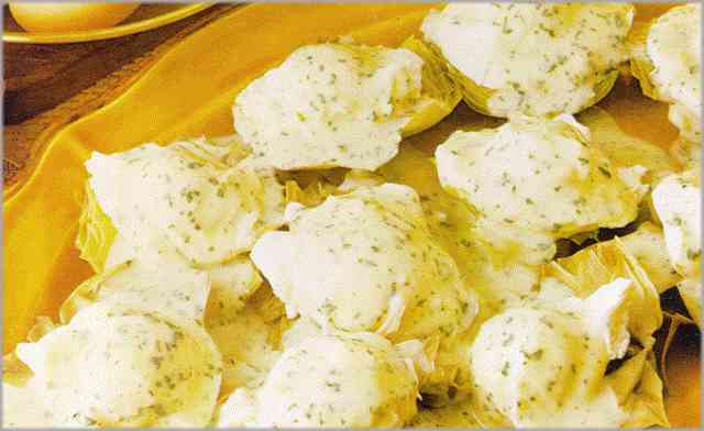 Huevos en alcachofas