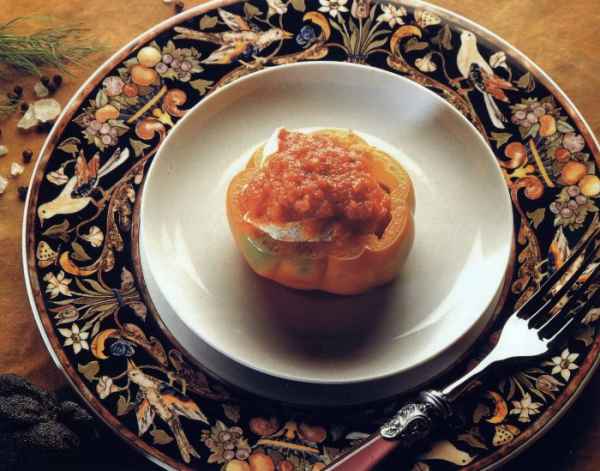 Huevos escalfados dentro de tomates