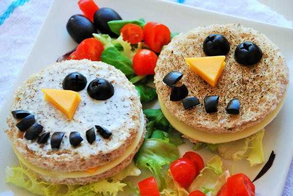 Sándwich con forma de muñeco de nieve fácil