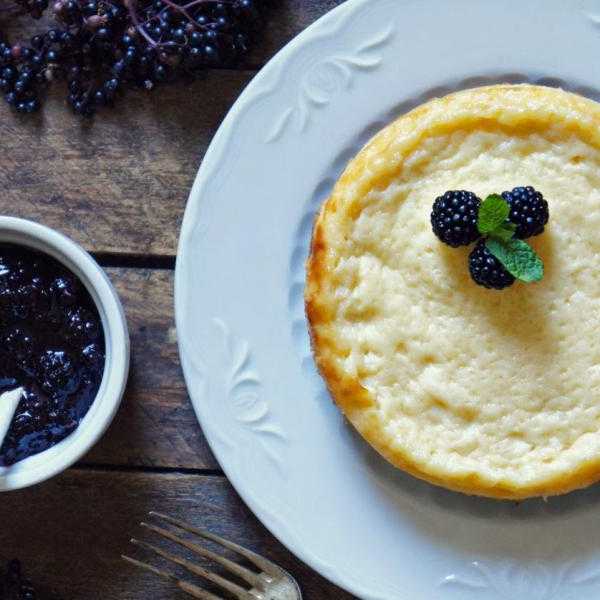 Tarta de queso con mermelada de moras
