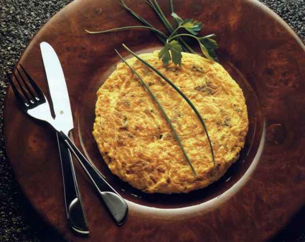 Tortilla de merluza y cebollinos