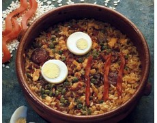 Arroz con pollo y guarnición