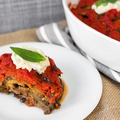 Berenjenas asadas con tomate y queso de anacardos