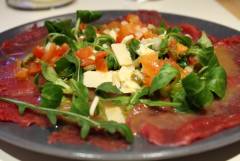 Carpaccio de ternera y canónigos