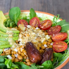 Ensalada de lentejas con salsa de naranja y dátiles