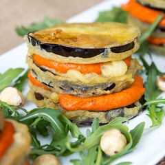 Montaditos de berenjena con salsa romesco