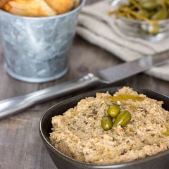 Olivada: paté de aceitunas verdes