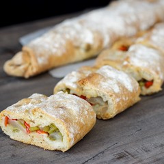 Pan relleno de pimientos y cebolla