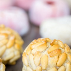 Panellets Veganos de piñones, fresa y coco