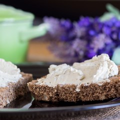 Queso crema vegano a las finas hierbas