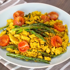 Revuelto de tofu con espárragos