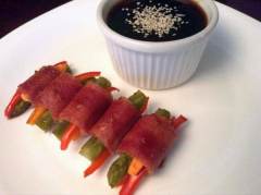 Rollitos de bacon y verduras