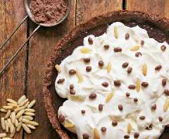 Tarta de chocolate y piñones